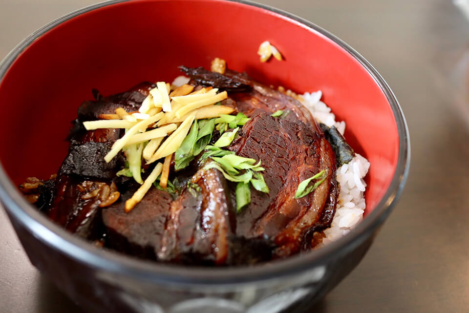 国際通り近くにある「伊江島 食の家 しまぶくろ」のテイクアウト