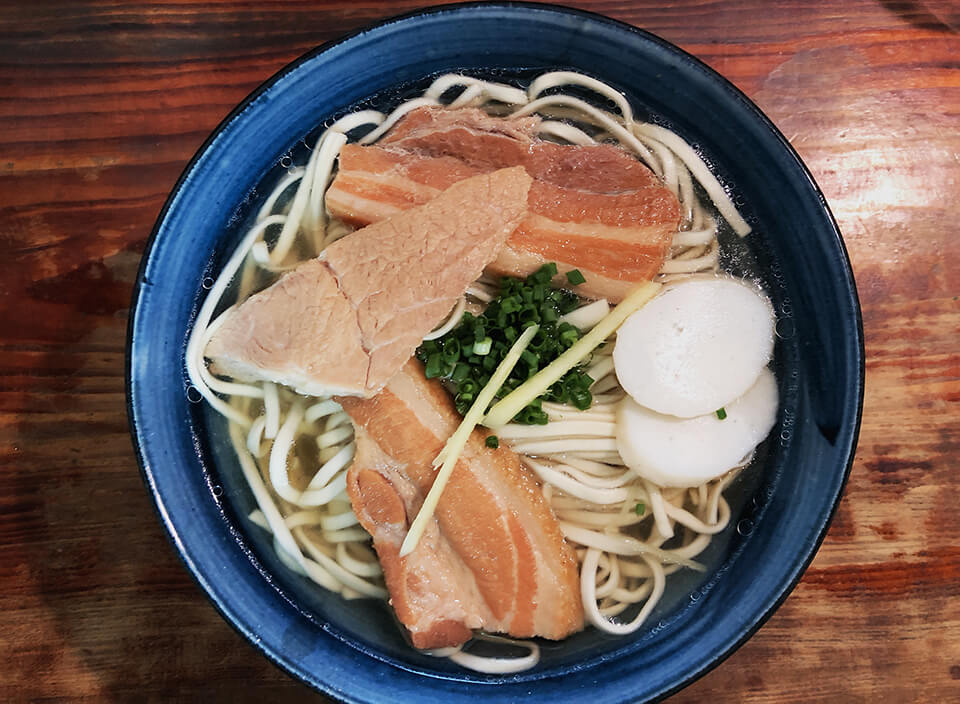 首里城近くにある昔ながらの「首里そば」の待ち時間や場所は？