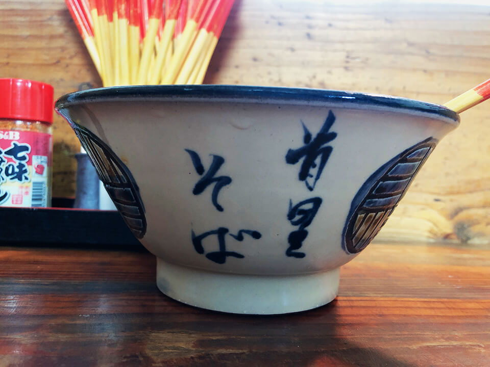 首里城近くにある昔ながらの「首里そば」の待ち時間や場所は？